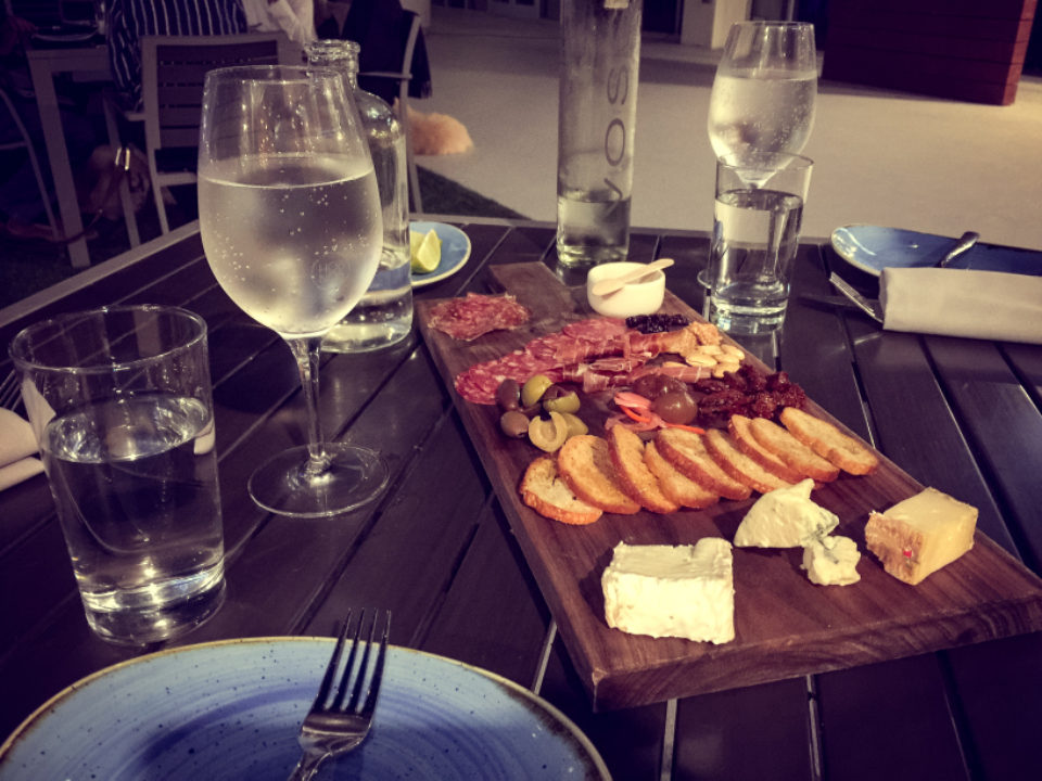 Comedor con mesas de madera y ventanales al puerto